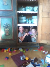 Foto: Paul mit Cousin und Cousinen im Bauernkasten
