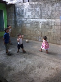 Paul spielt Fußball mit Kindern